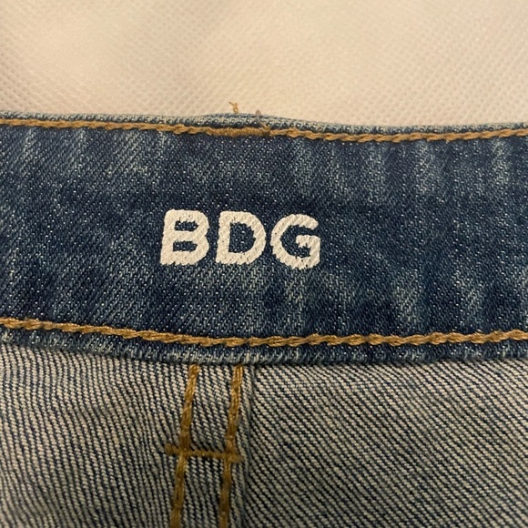 Urban Outfitters BDG Denim Shorts Midrise Shortie Distressed Med Wash Size 28 - Picture 3 of 7